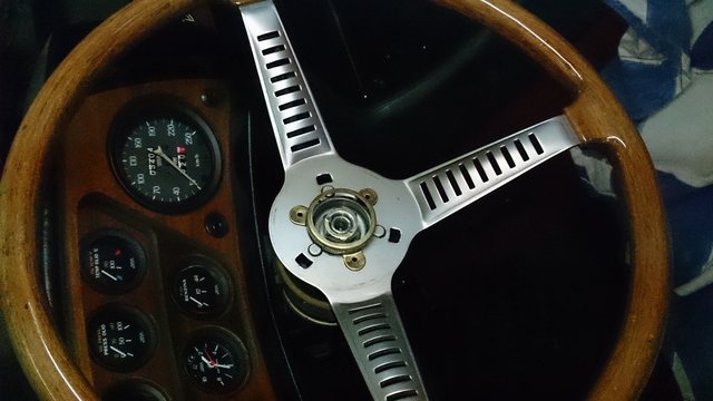 Bild 1: Dieses Bild zeigt das Lenkrad nach Lösen der Mutter. Die 3 um 120° versetzten Aussparungen sind gut zu erkennen.