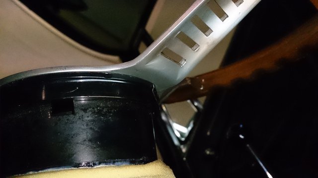 Bild 3: Hier sieht man das schwarze Plastikteil hinter der Lenkradnabe, der Rand für die Abzieher Klauen ist sehr schmal