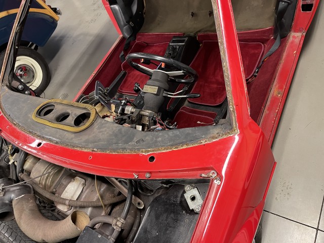 Frontscheibenrahmen... auf der Seite geht es noch