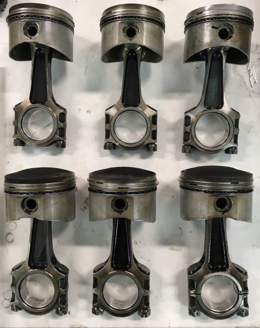 Alle 6 Kolben Nummer 6 ist anders.jpg