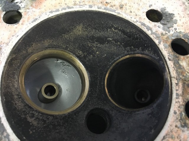 Einlasskanal Zylinder 3 Guss angefressen muss geschweißt werden.jpg