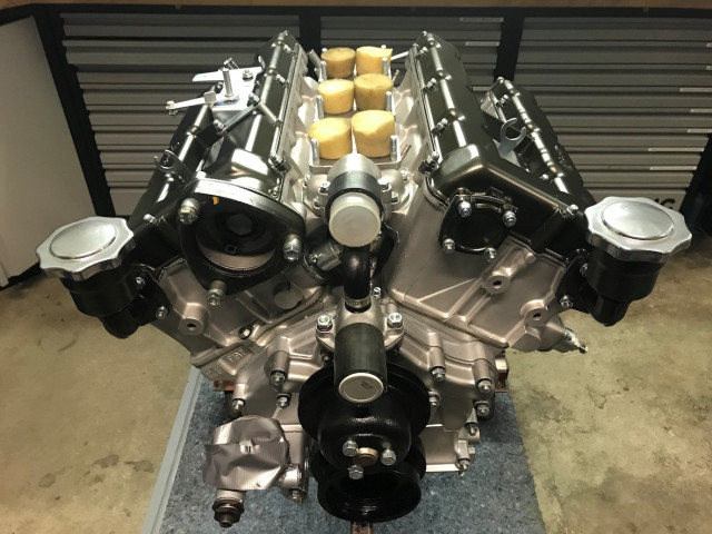 Motor mit Ansaugbrücke Stirnseite.jpg