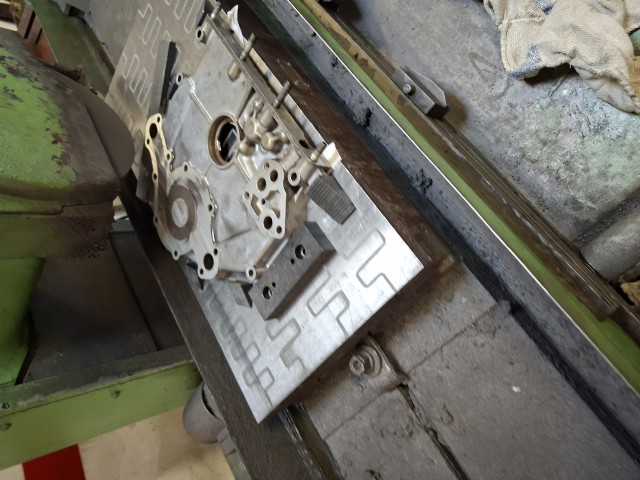 Stirndeckel planschleifen - in Arbeit