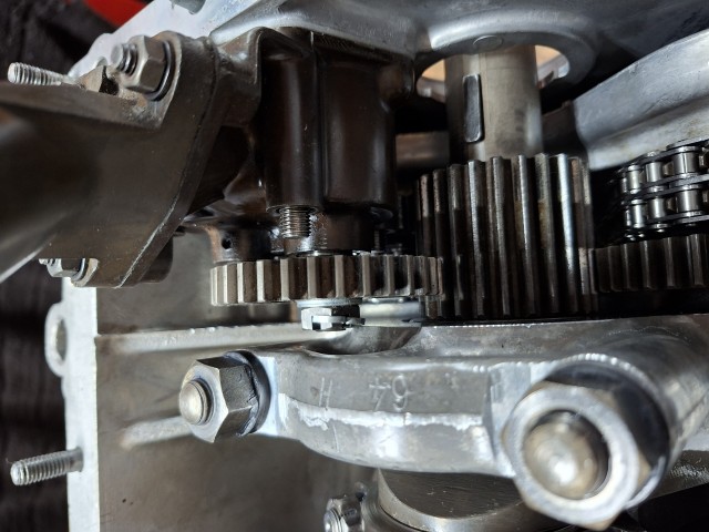 Zu eng: grosse Ölpumpe im 2 Liter Motor