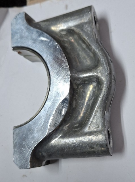 Leicht gefräster Lagerdeckel