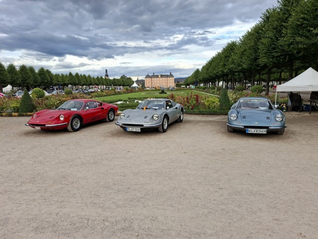 246 Dinos vor Schloss.jpg